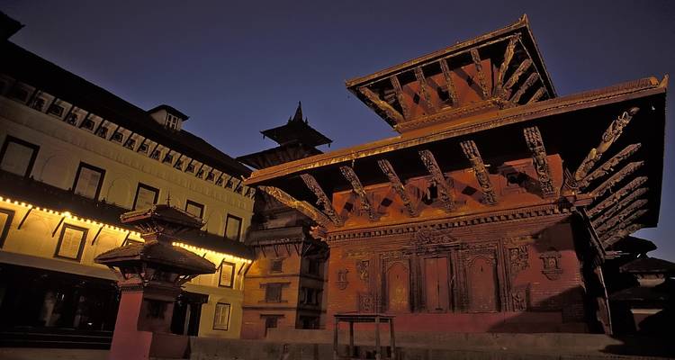 Templo histórico por la noche con decoraciones iluminadas.