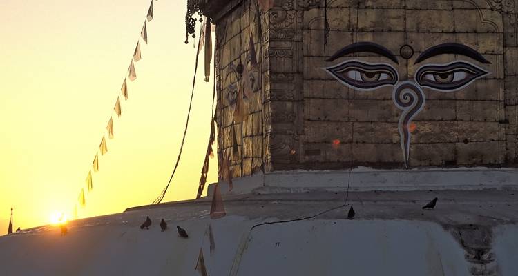 Ojos de Buda en una cúpula de estupa con amanecer.