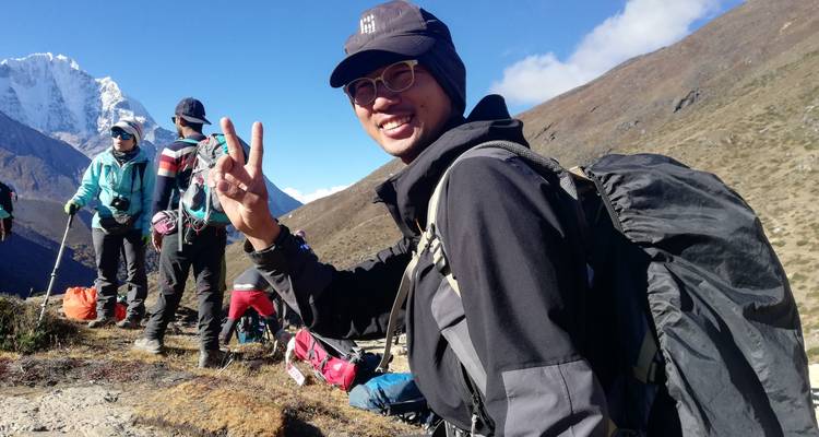 Groep wandelaars neemt een pauze met bergen op de achtergrond.