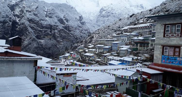 Sneeuwbedekt bergdorp met kleurige daken.