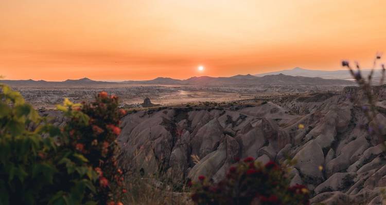 Puesta de sol escénica sobre un paisaje de cañón.