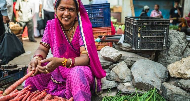 Frau verkauft Gemüse auf einem örtlichen Markt