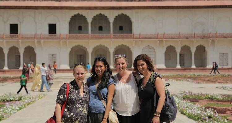Gruppenfoto vor einem historischen Gebäude.