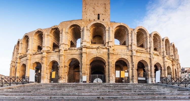 Un amphithéâtre romain bien conservé avec des gradins et des arcs.