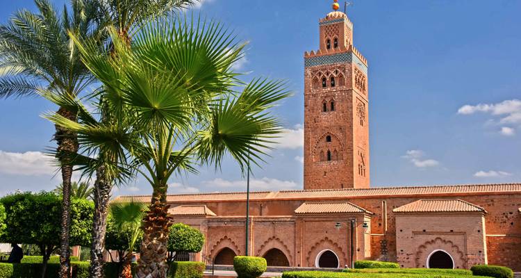 Mezquita Kutubía rodeada de palmeras en Marrakech.