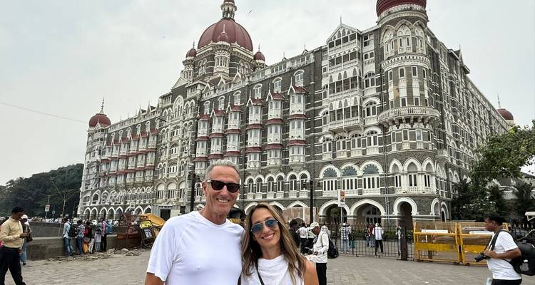 Couple posant devant le Taj Mahal Palace Hotel à Mumbai.