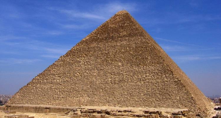 Die Pyramide des Chephren unter einem klaren blauen Himmel.