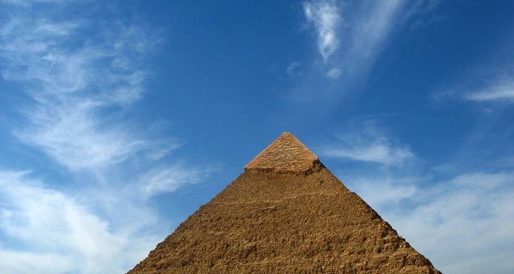 Die Chephren-Pyramide vor blauem Himmel.