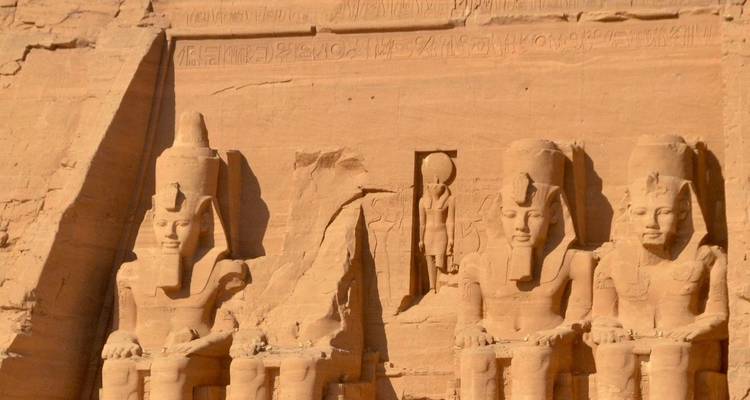 Große Statuen, die in eine Felsklippe gehauen sind.