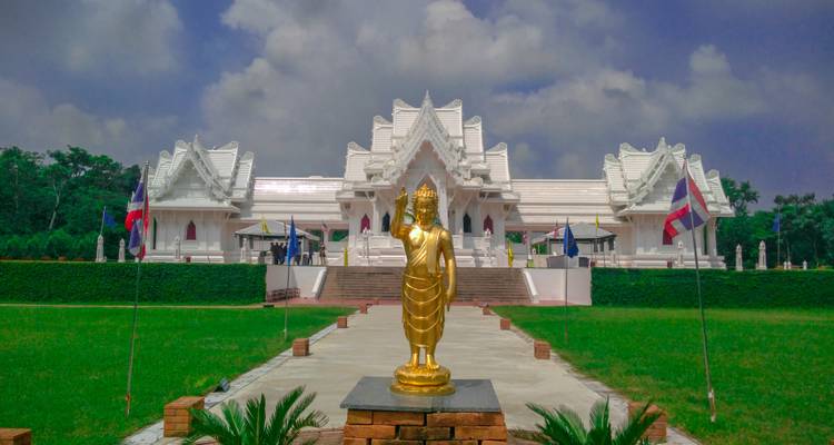 Tempelcomplex met een gouden beeld bij de ingang.
