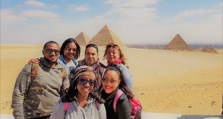 Grupo de turistas frente a las pirámides.