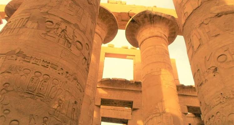Altägyptische Säulen mit Schnitzereien und Inschriften.
