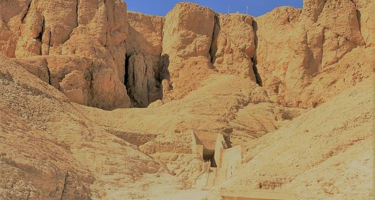 Felsiges Gelände mit einem Eingang zu einer historischen Stätte.