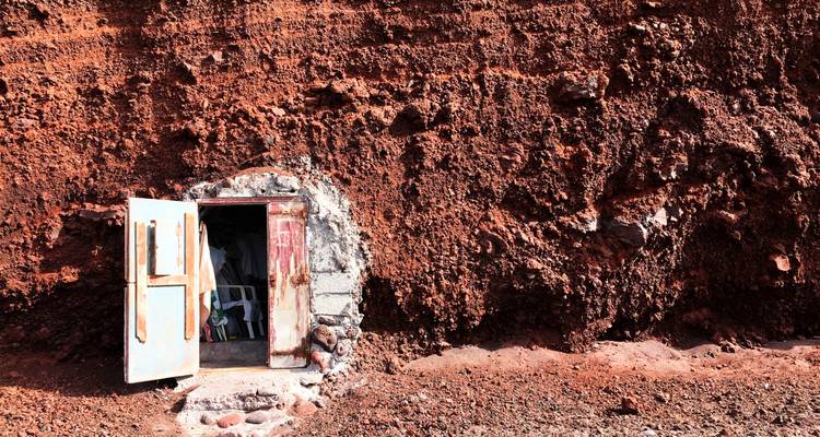 Pequeña puerta tallada en roca roja.