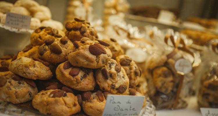 Étalage de biscuits et pâtisseries assorties.