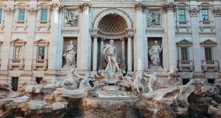 Fontaine emblématique avec des sculptures détaillées.