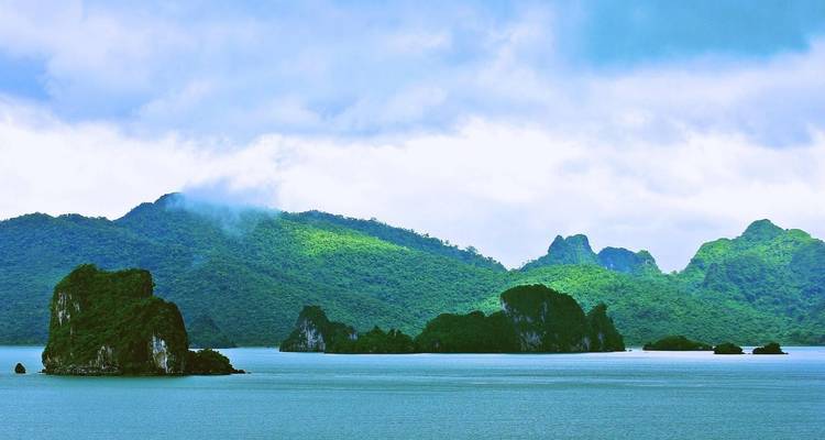 Vista panorámica de islas calcáreas y una bahía bajo cielos nublados.