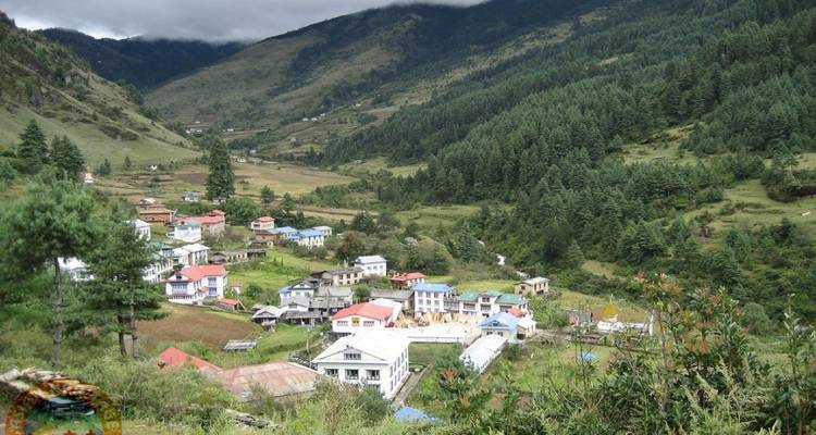 Klein dorpje verscholen in een groen bergachtig gebied.