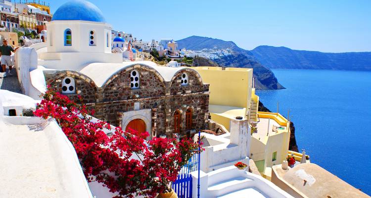 Vue des dômes bleus emblématiques et des bâtiments de Santorin.