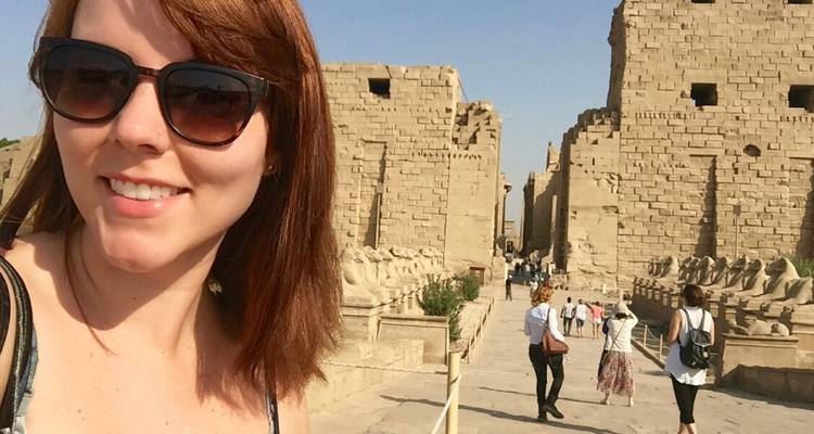 Toerist die een selfie maakt bij een oude Egyptische tempel.