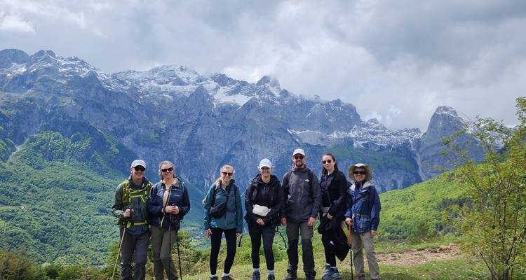 Grupo de senderismo con fondo montañoso.
