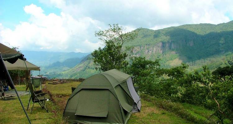 Zelte aufgebaut auf einem malerischen Campingplatz in den Bergen.