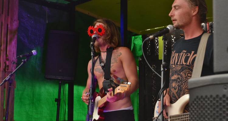 Un groupe se produisant sur scène lors d'un événement en plein air.