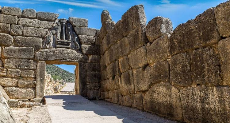 Entrée de l'ancienne citadelle avec un linteau de pierre triangulaire.