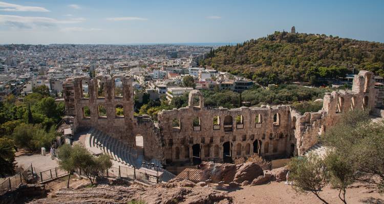 Vista del Odeón de Herodes Ático con la ciudad de Atenas al fondo.