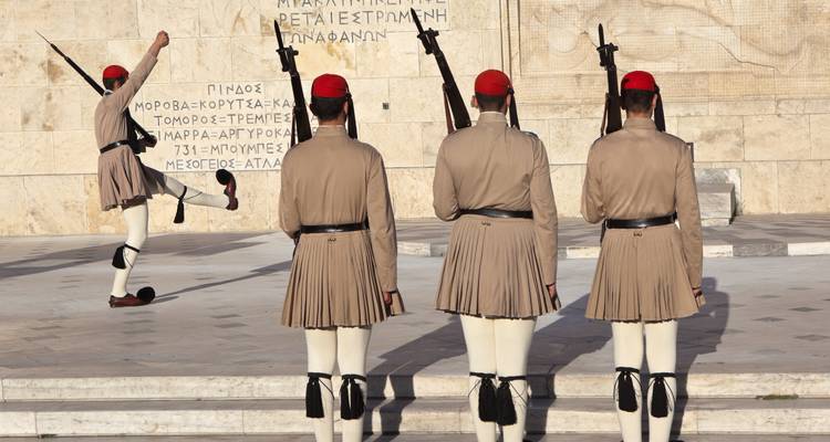 Cambio de guardia con soldados en uniformes tradicionales.