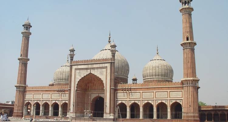A large mosque with minarets and a central dome.