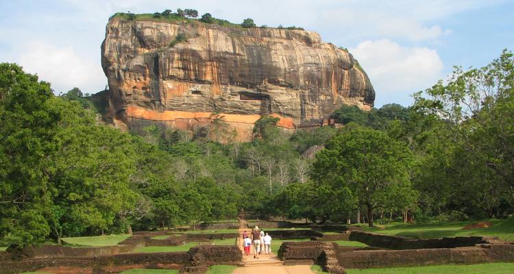 Fernblick auf den Sigiriya-Felsen mit üppigem Grün, das ihn umgibt.