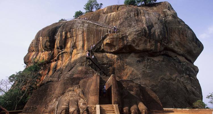 Majestische Felsformation mit einer Treppe, bekannt als Sigiriya-Felsen.