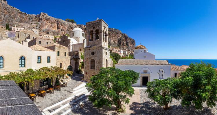 Traditioneel dorp met stenen gebouwen en een kerk.