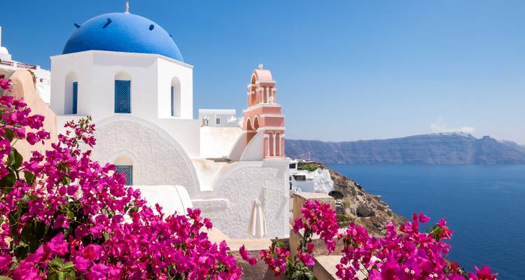Santorini kerkkoepel met een levendig blauw zeezicht.