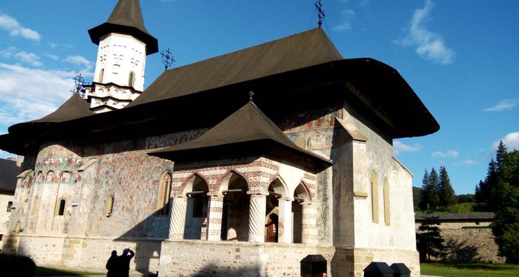 Les merveilles de l'UNESCO vous attendent : embarquez pour une aventure de trois jours à la découverte des charmants monastères peints de Bucovine ! - Business Trans Protocol 10