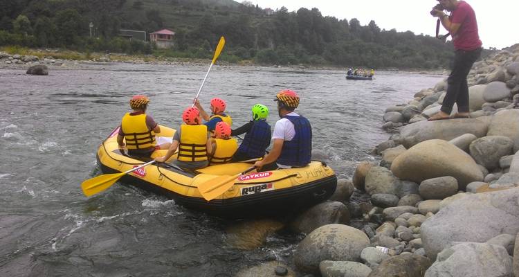 Grupo de personas navegando en balsa por un río.