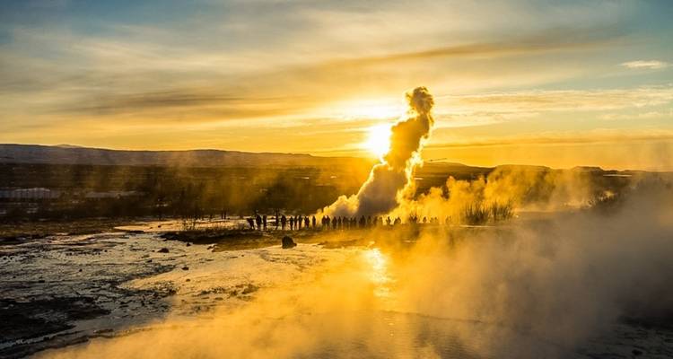 Visite guidée pour observer une éruption géothermique au coucher du soleil.