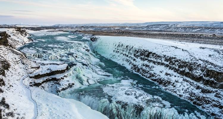 Vue aérienne de la cascade Gullfoss gelée en hiver, Islande.
