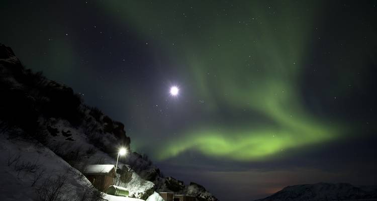 Les aurores boréales illuminant le paysage enneigé en Islande.