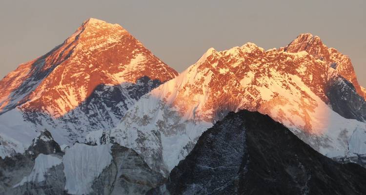 Sonnenbeschienene Gipfel schneebedeckter Berge.