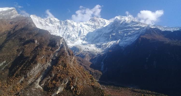 Des montagnes enneigées sous un ciel bleu limpide.