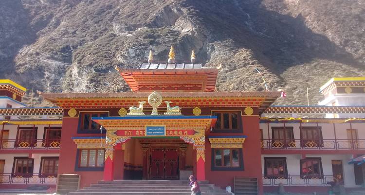 Monastère bouddhiste coloré dans une région montagneuse.