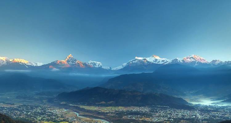 Vue panoramique de la chaîne de montagnes de l'Annapurna.