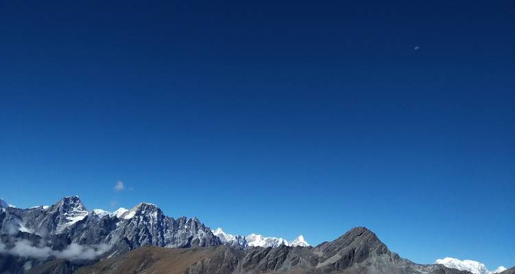Paysage de montagne majestueux avec un ciel bleu clair.