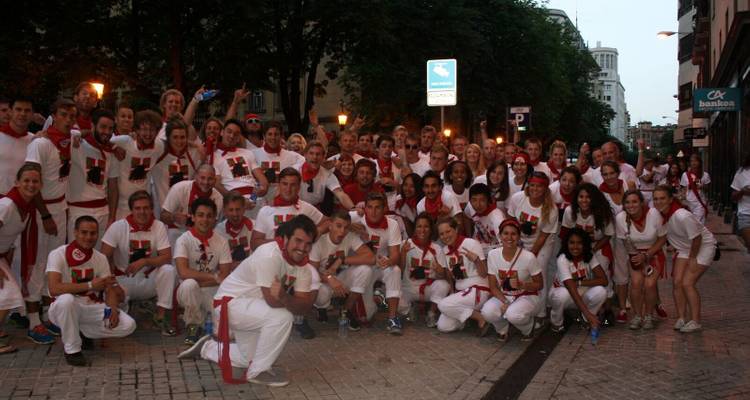 Groupe de personnes en tenue traditionnelle, probablement lors d'un festival.