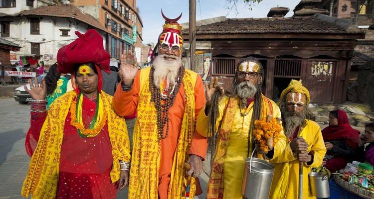 Gruppe von bunt gekleideten Personen, die in einer Straße posieren.