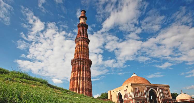 Hoge historische minaret onder een heldere blauwe hemel.