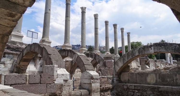 Historische Stätte mit Bögen und Säulen in einer antiken Umgebung.
