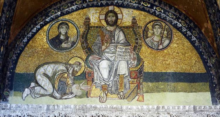 Mosaik von Christus mit goldenem Hintergrund in einer historischen Kirche.